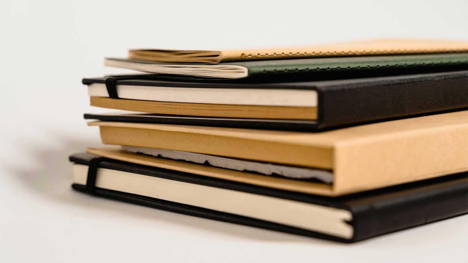 Pille de journaux aux reliures variées
