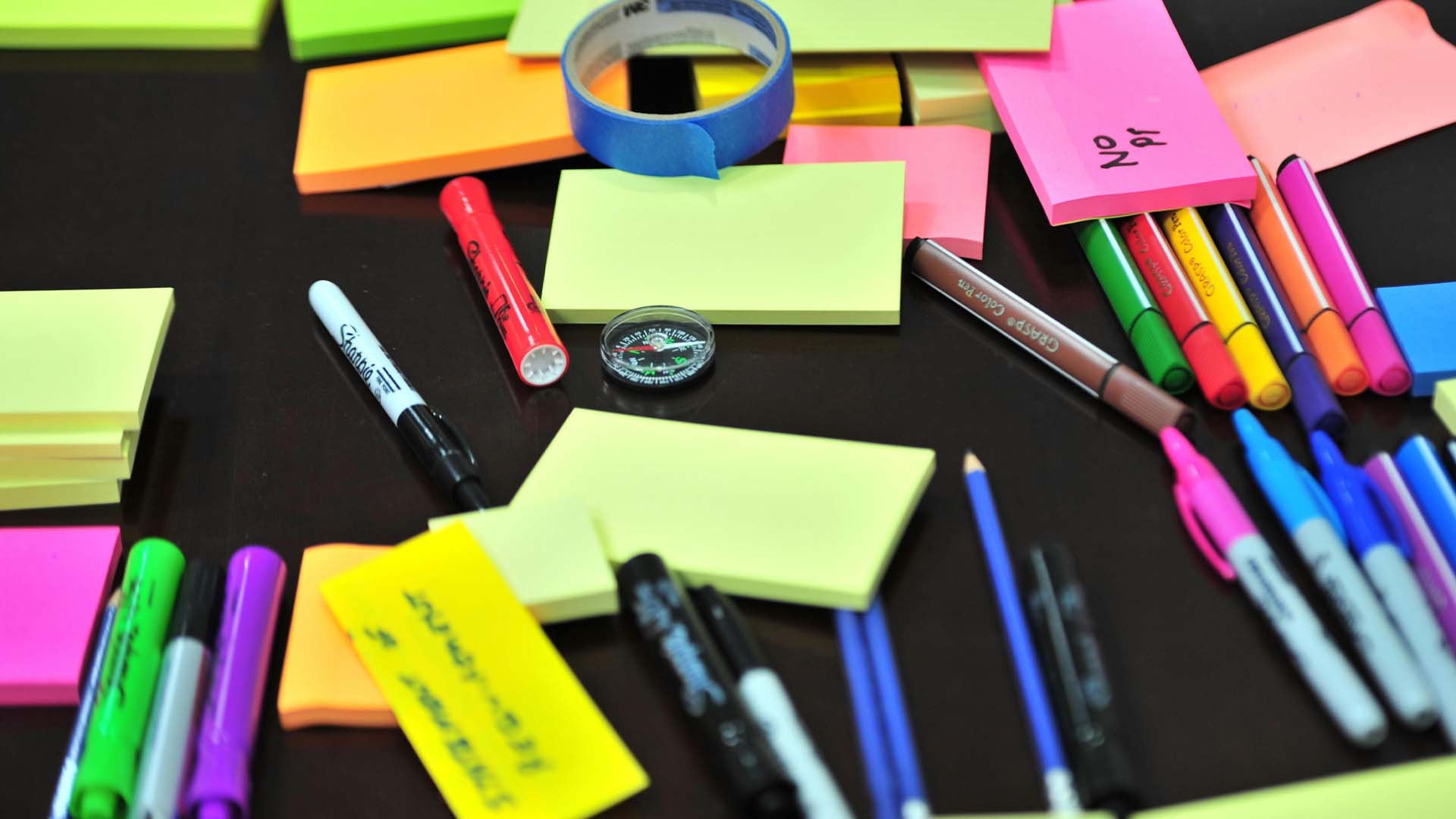Post-it stylos et surligneurs eparpillés