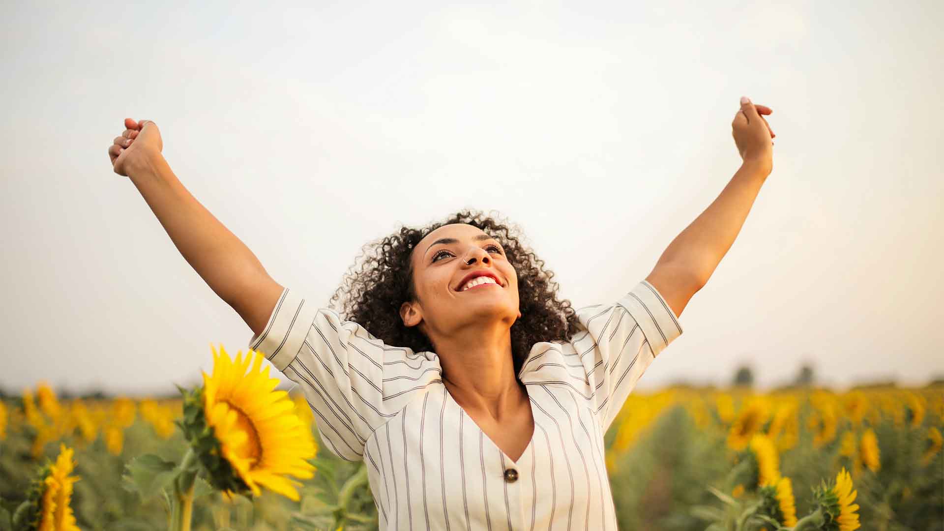 jeune femme joyeuse grâce à son bullet journal