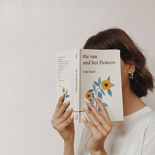 Femme lisant un livre